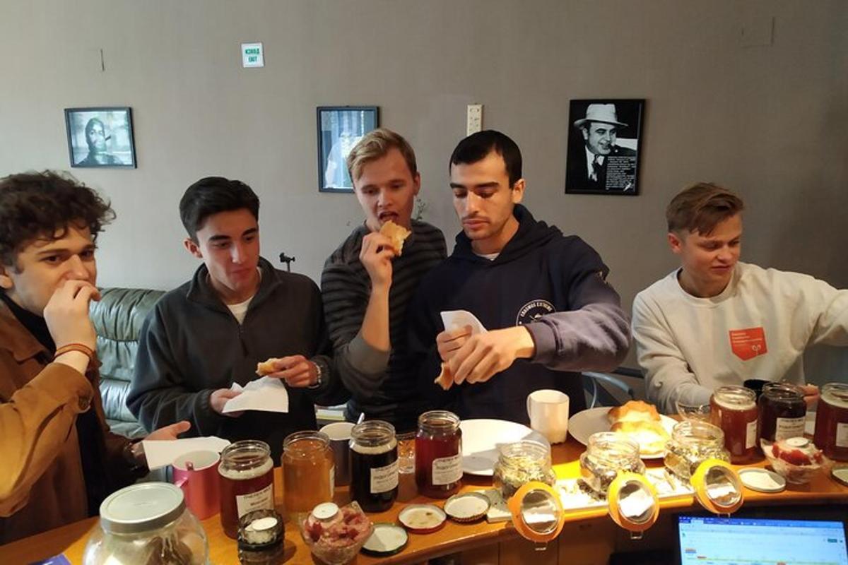 Un grupo de hombres sentados alrededor de una mesa comiendo comida