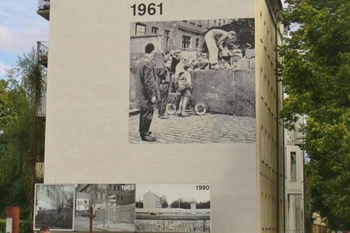 una foto in bianco e nero di persone sul lato di un edificio