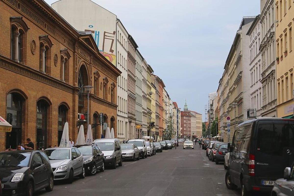 una fila di auto parcheggiate su una strada cittadina