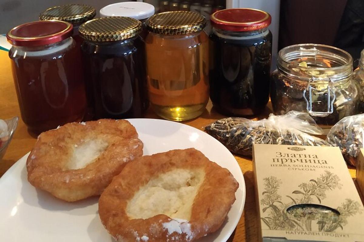 dua donat di piring di sebelah toples madu