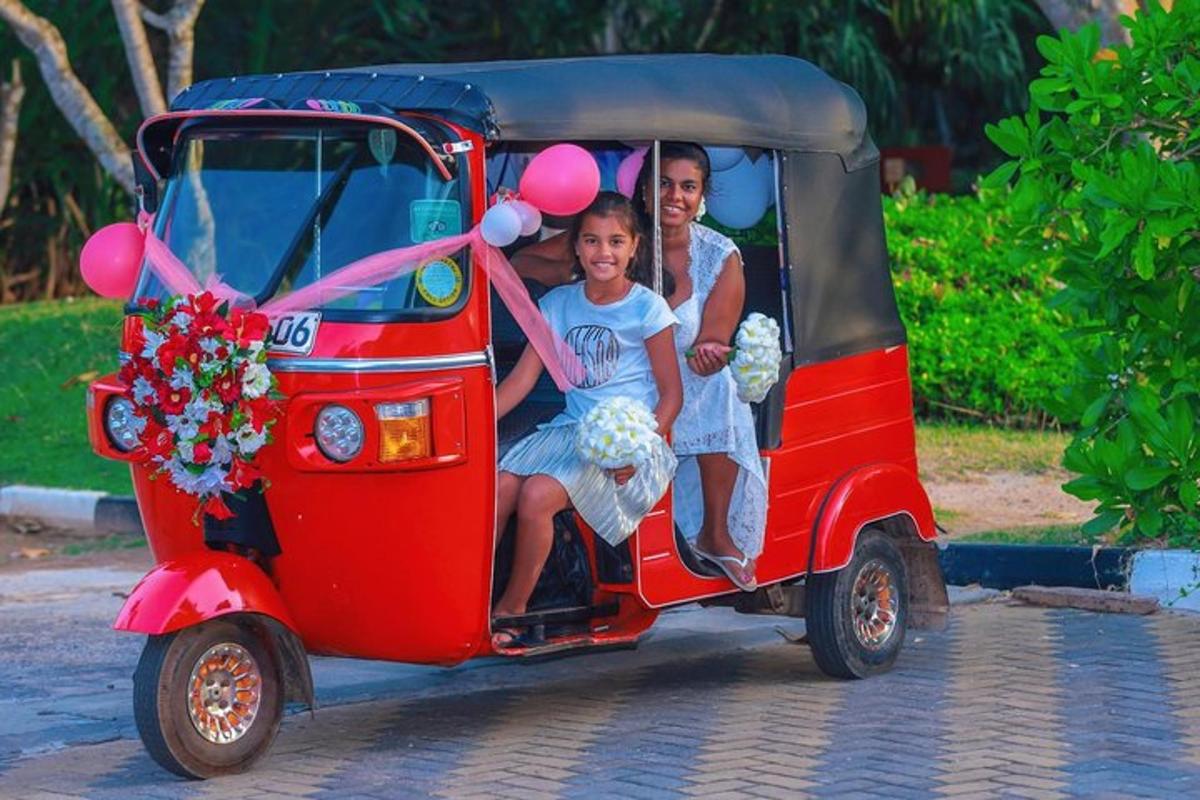 un uomo e una donna seduti in una piccola auto
