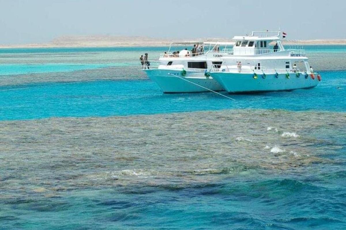 o barcă mare în apă, în ocean