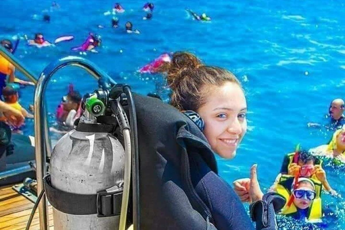 egy lány áll a medencében egy kamerával