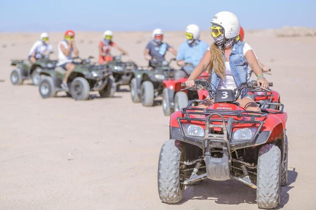 grupp inimesi, kes sõidavad kõrbes ATV-dega
