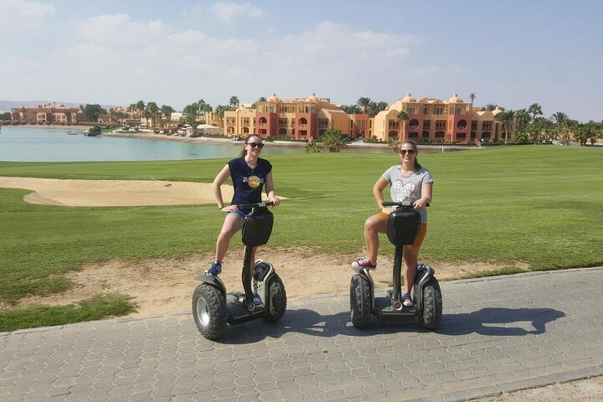 kaks naist sõidavad golfirajal segwaydel