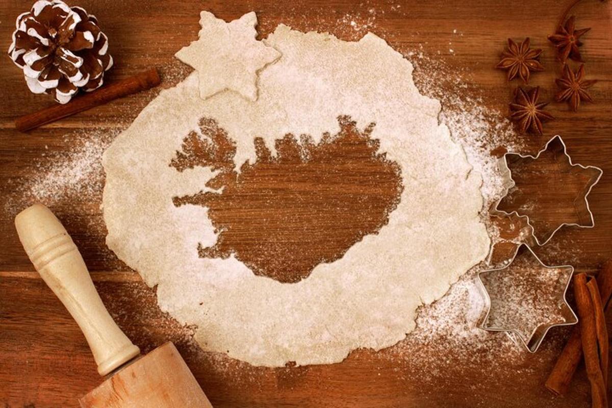o imagine cu un fursec pe o masă cu ingrediente