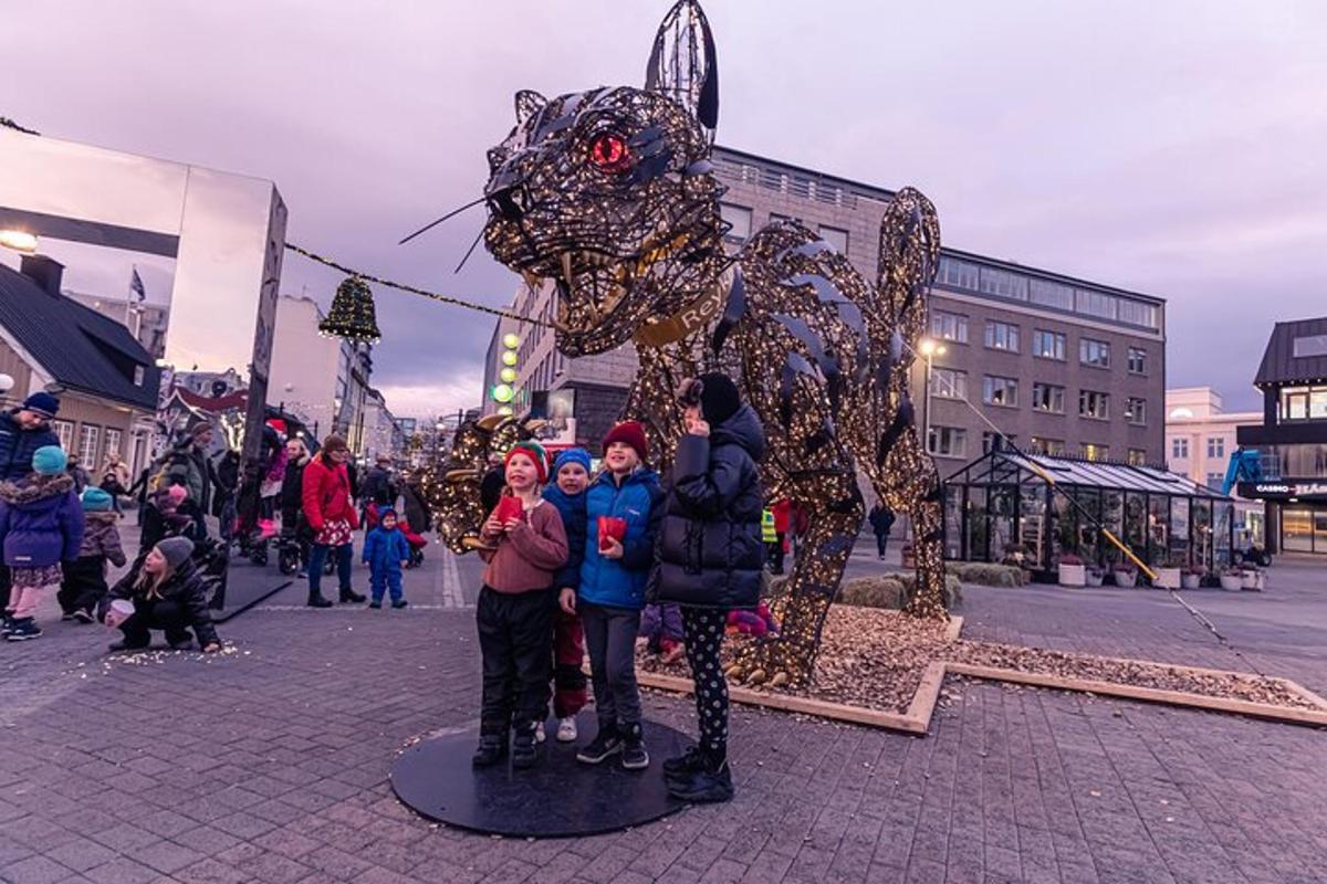 skupina dětí stojící vedle sochy psa