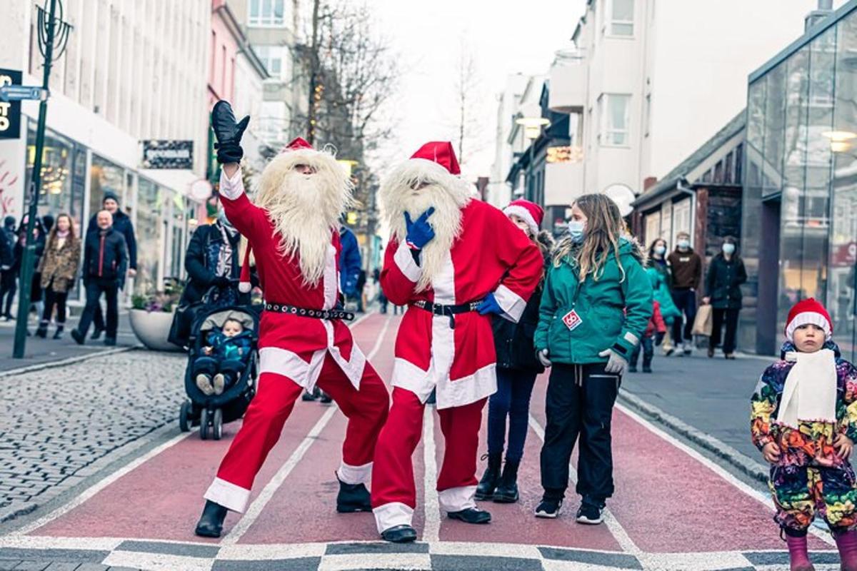 dva lidé oblečení v kostýmech Santa Clause na městské ulici