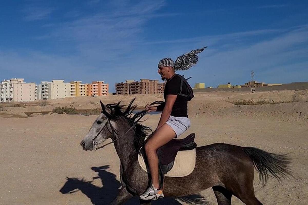 un homme à cheval sur la plage