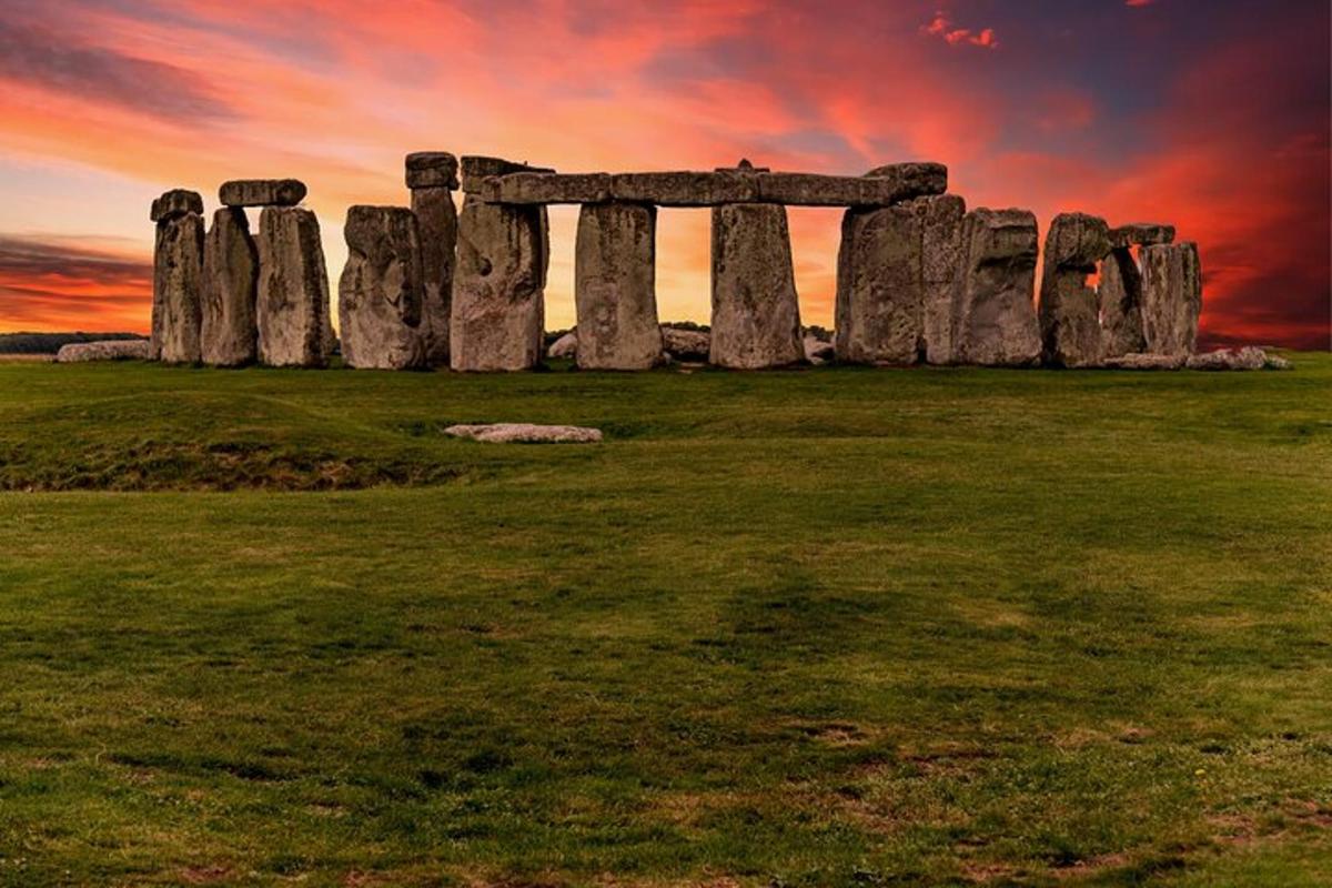 památník Stonehenge v poli se západem slunce