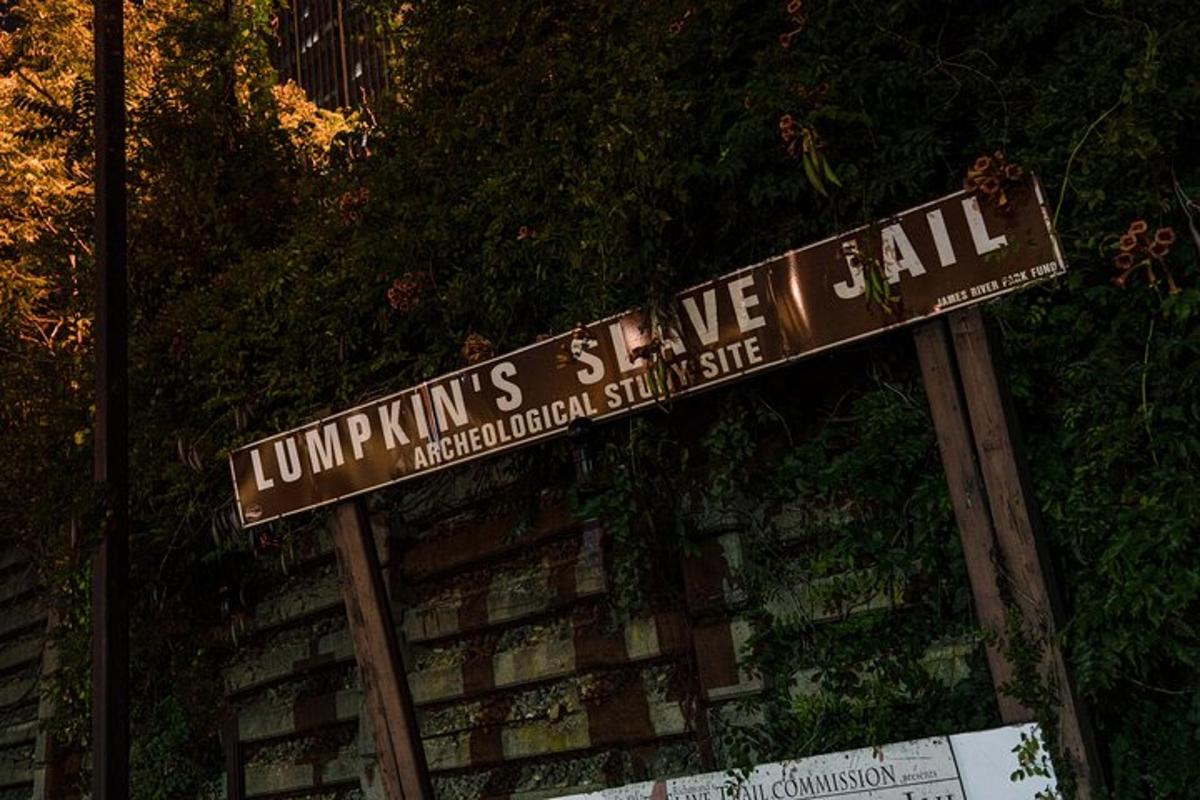 μια πινακίδα για την αίθουσα αυτοκτονίας Louvininers σε έναν δρόμο