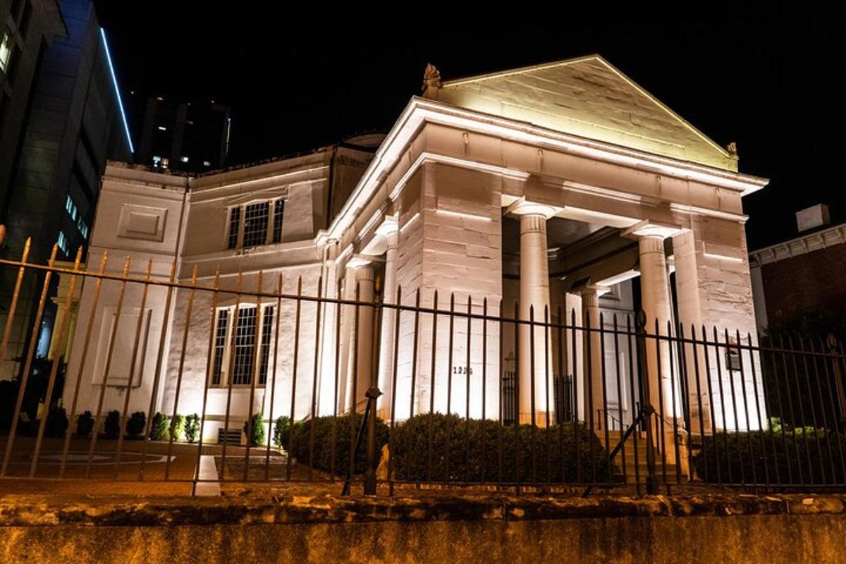 ένα λευκό κτίριο με φράχτη μπροστά του