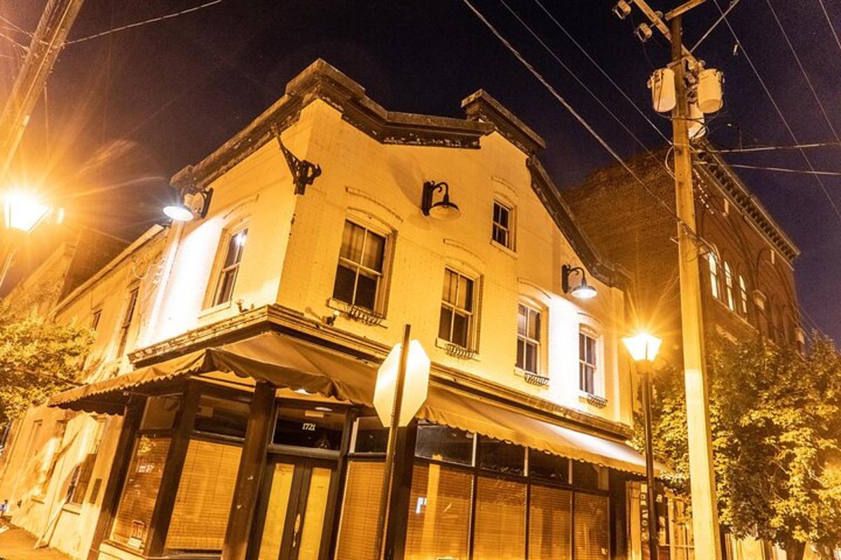 un edificio en la esquina de una calle por la noche