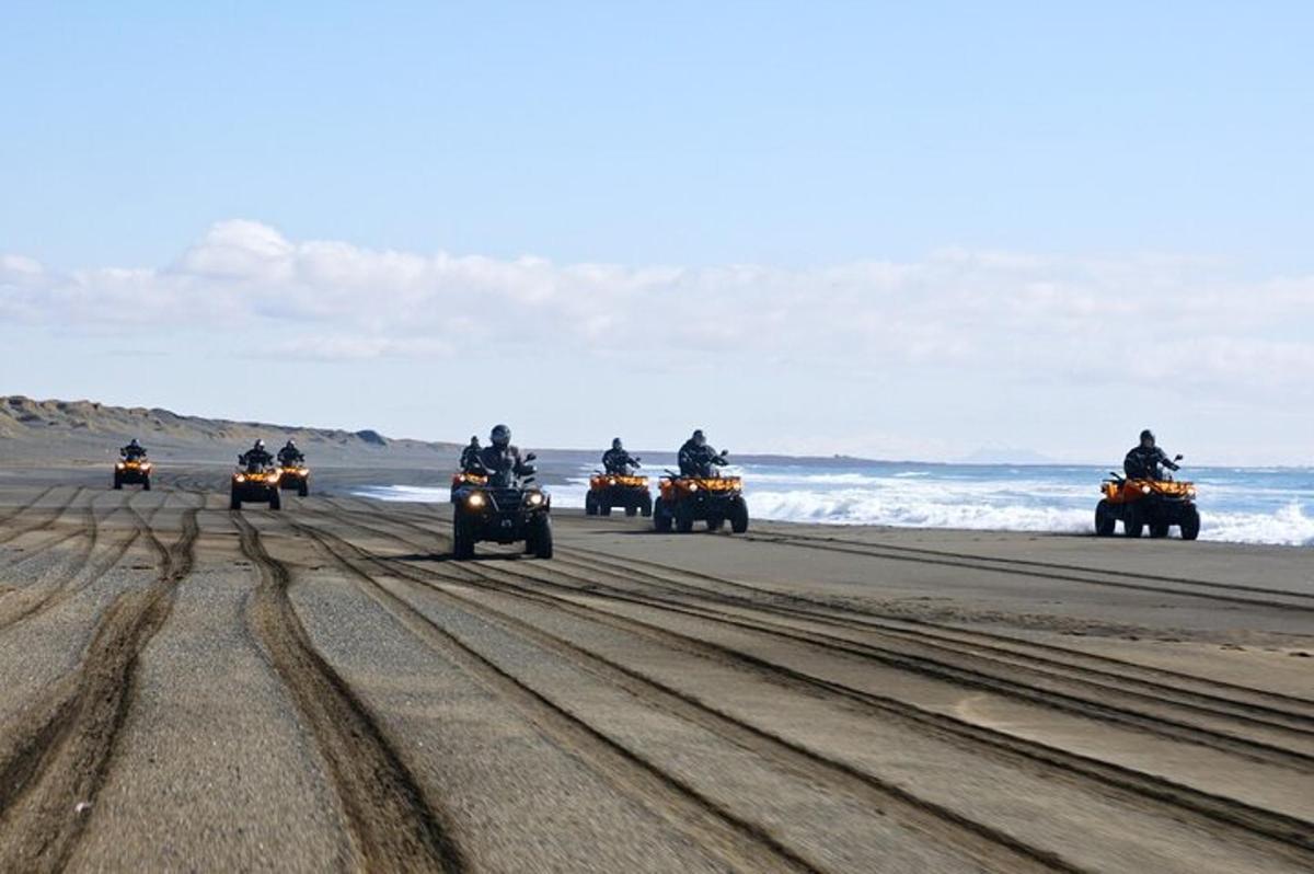 un grup de persones que van amb moto a la platja