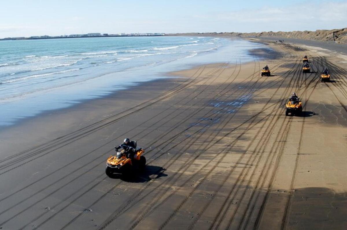 un grup de persones que van amb moto a la platja