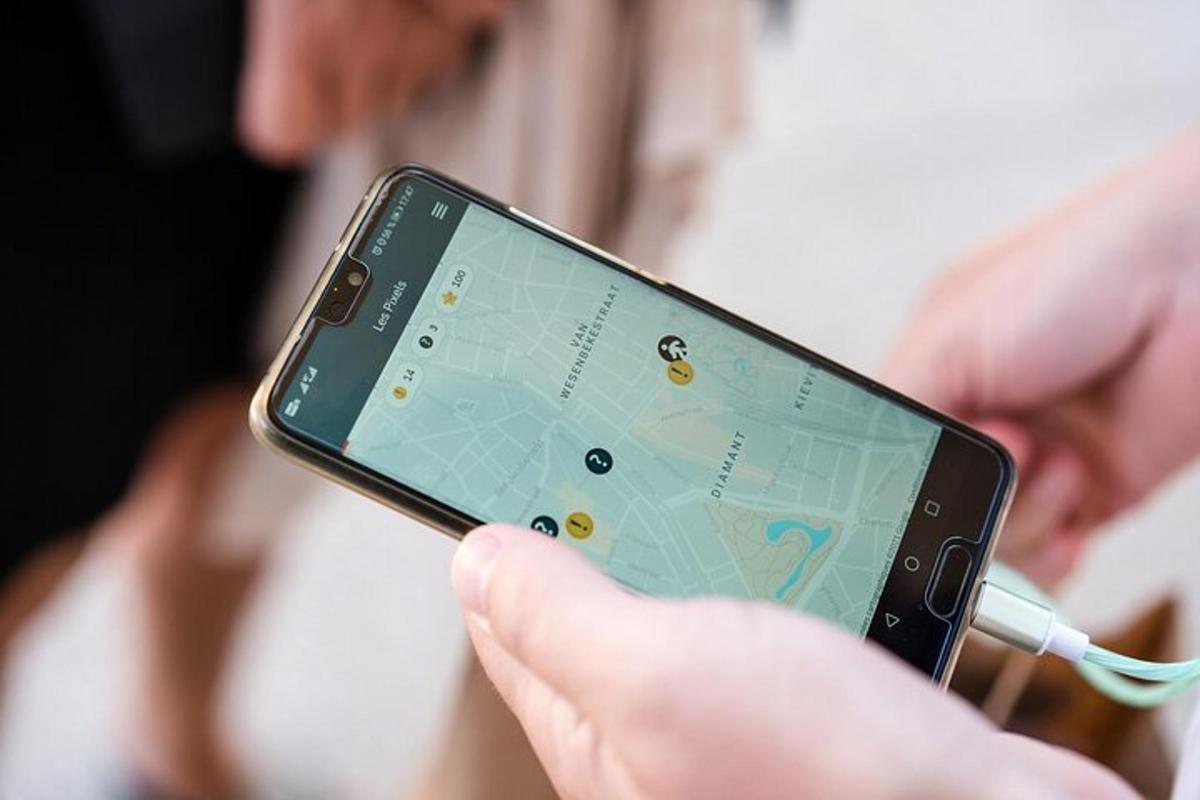 una persona che tiene in mano un cellulare con una mappa