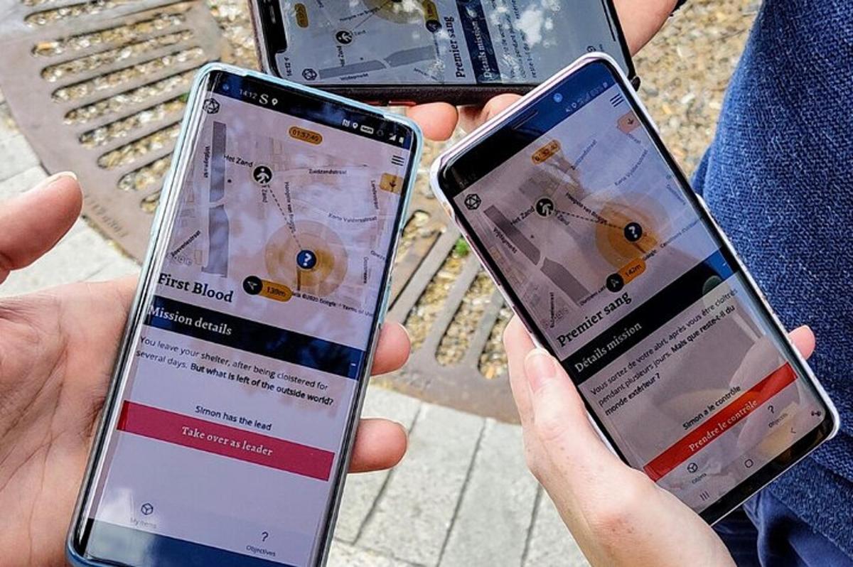 due persone che tengono due cellulari in mano