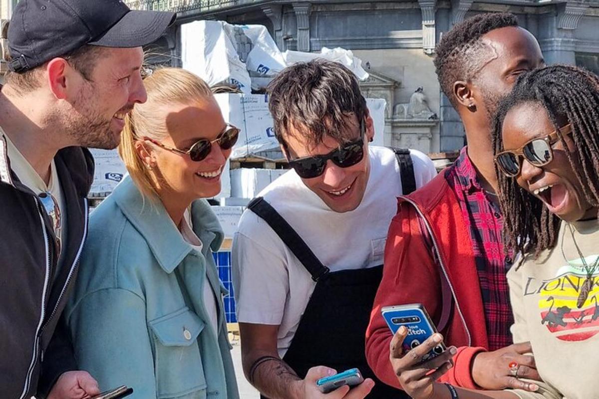 un gruppo di persone che guardano i loro cellulari
