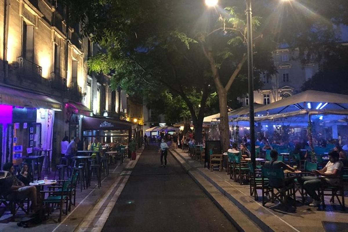 夜晚的城市街道上，人们围坐在桌旁