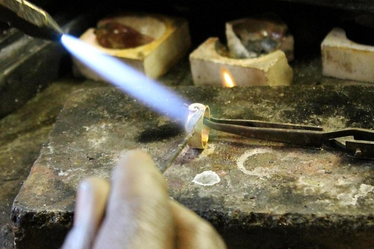 seseorang sedang menyalakan rokok di atas meja