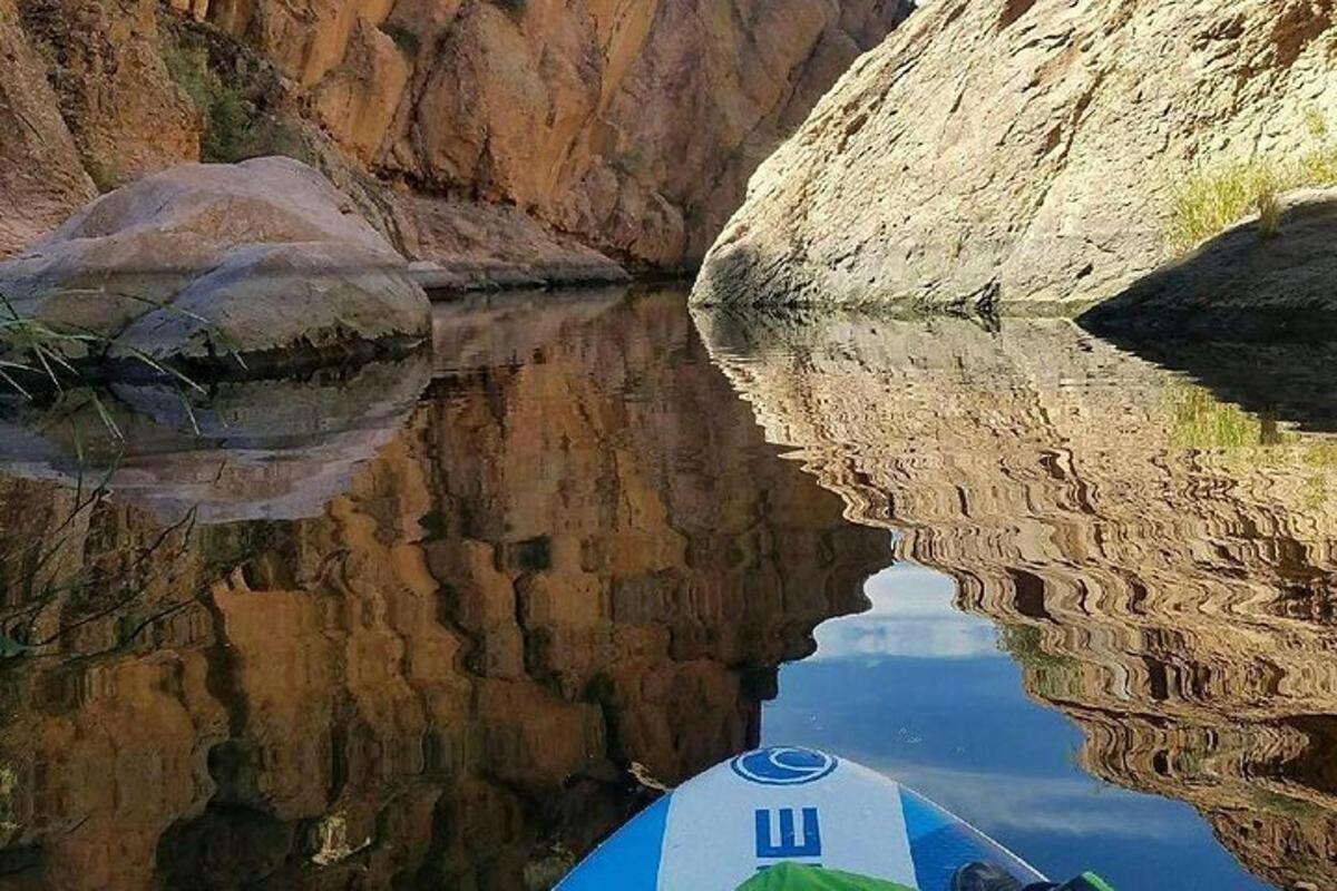um barco em um corpo d'água