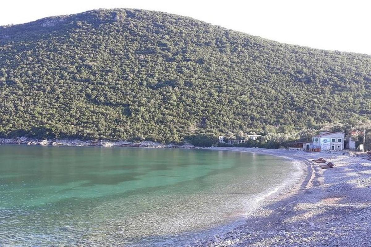 una vista di una spiaggia con una montagna sullo sfondo