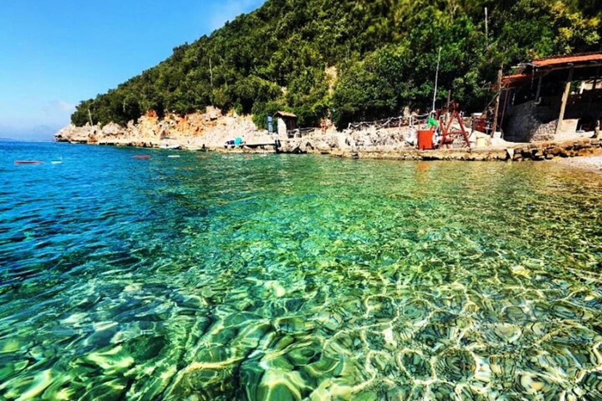 un grande specchio d'acqua con una montagna sullo sfondo