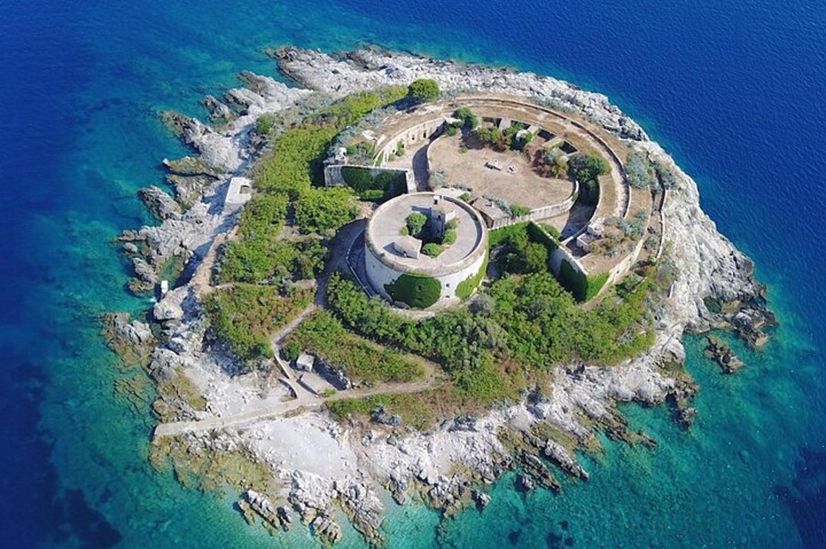 un'isola nell'oceano con un edificio su di essa