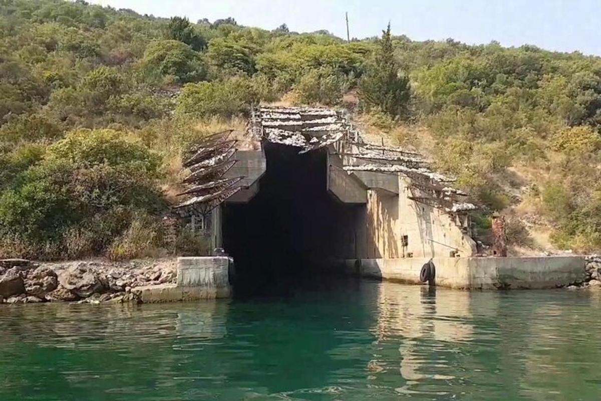 una cova a l'aigua al costat d'un riu