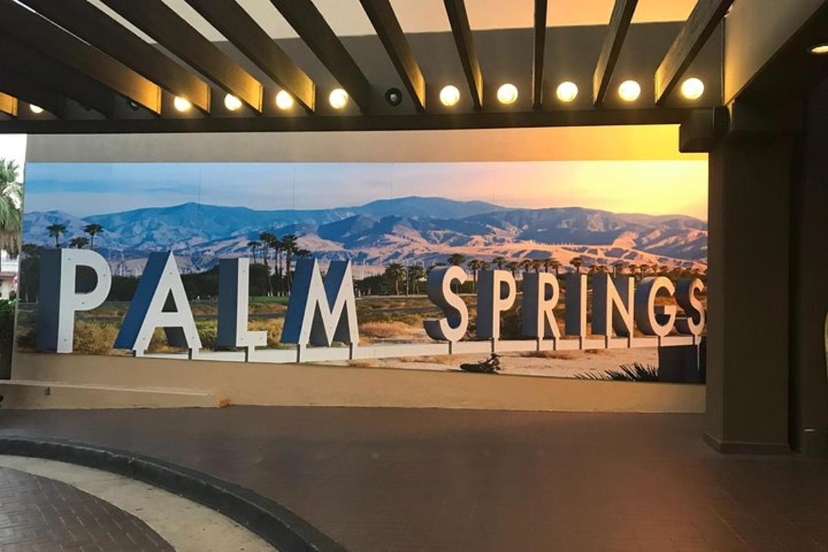 μια πινακίδα που λέει Palm Springs στην πλευρά ενός κτιρίου