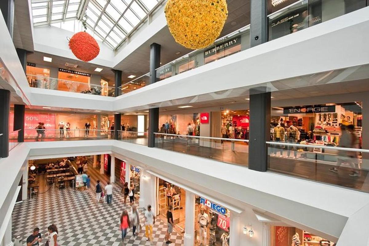 nakupovalni center z ljudmi, ki se sprehajajo skozenj