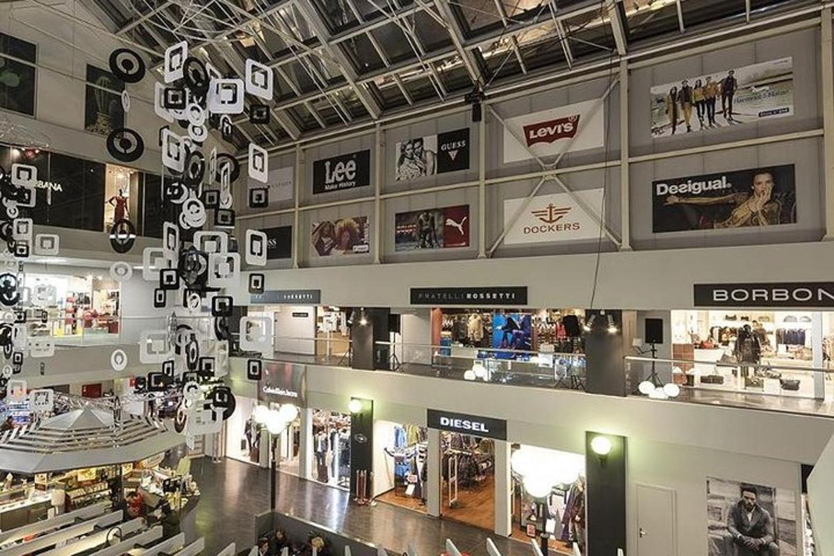 nakupovalni center s številnimi znaki na steni