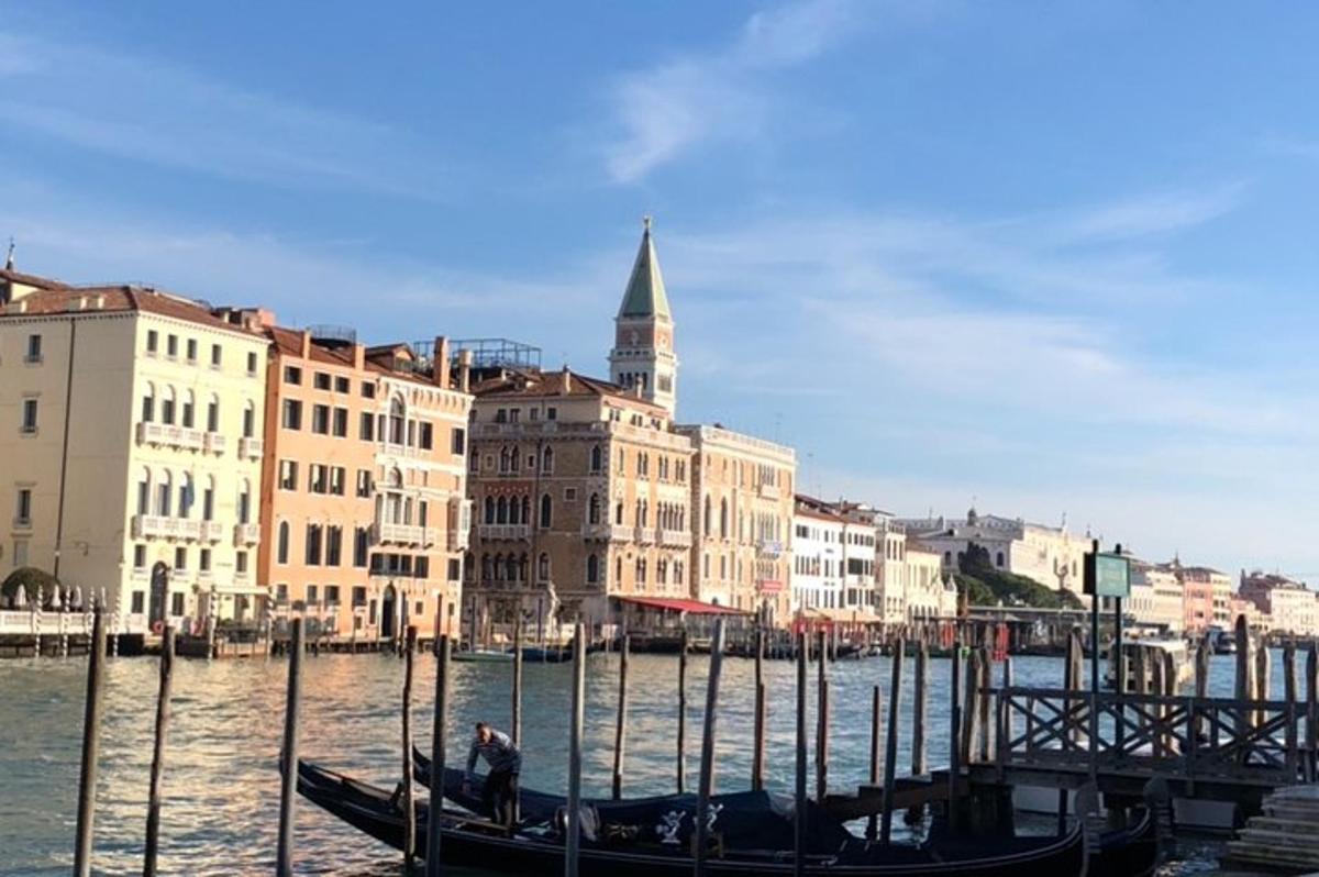 egy gondola ül a vízben épületek előtt