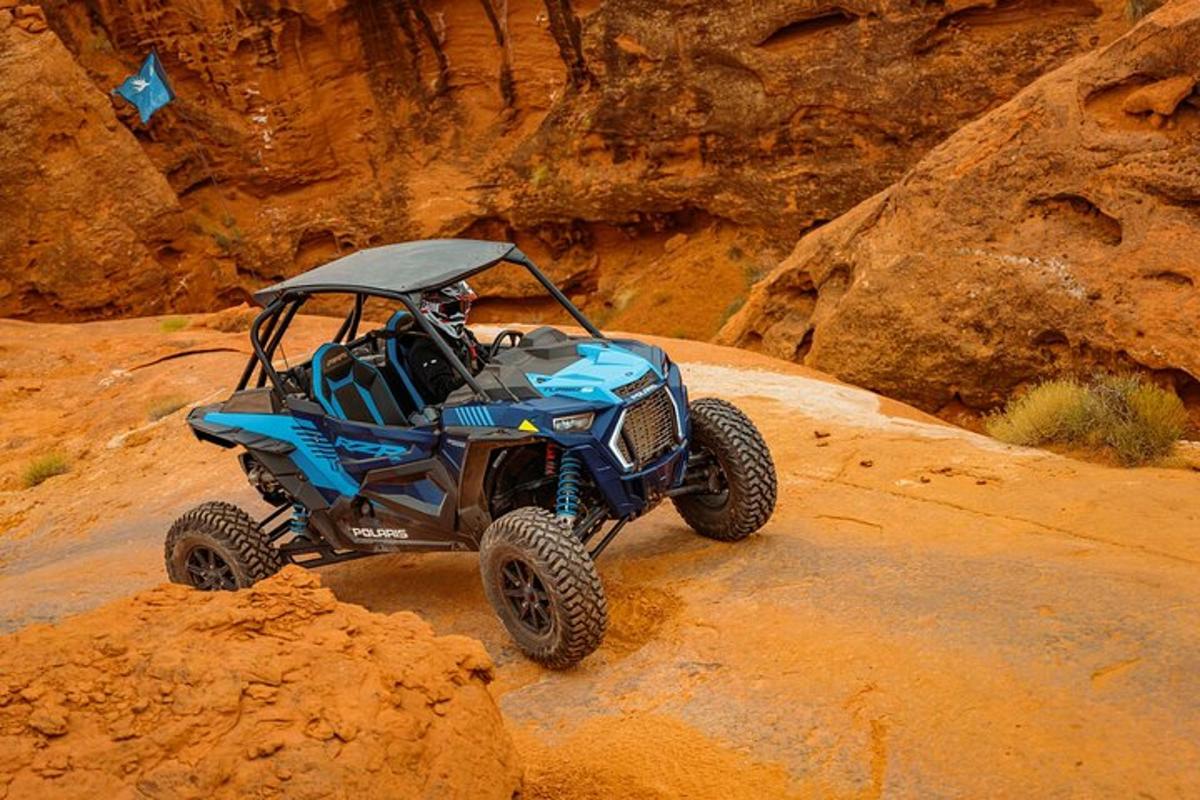 un quad blu parcheggiato su una roccia nel deserto