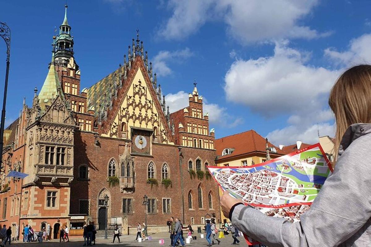 egy nő sárkányt tart egy épület előtt