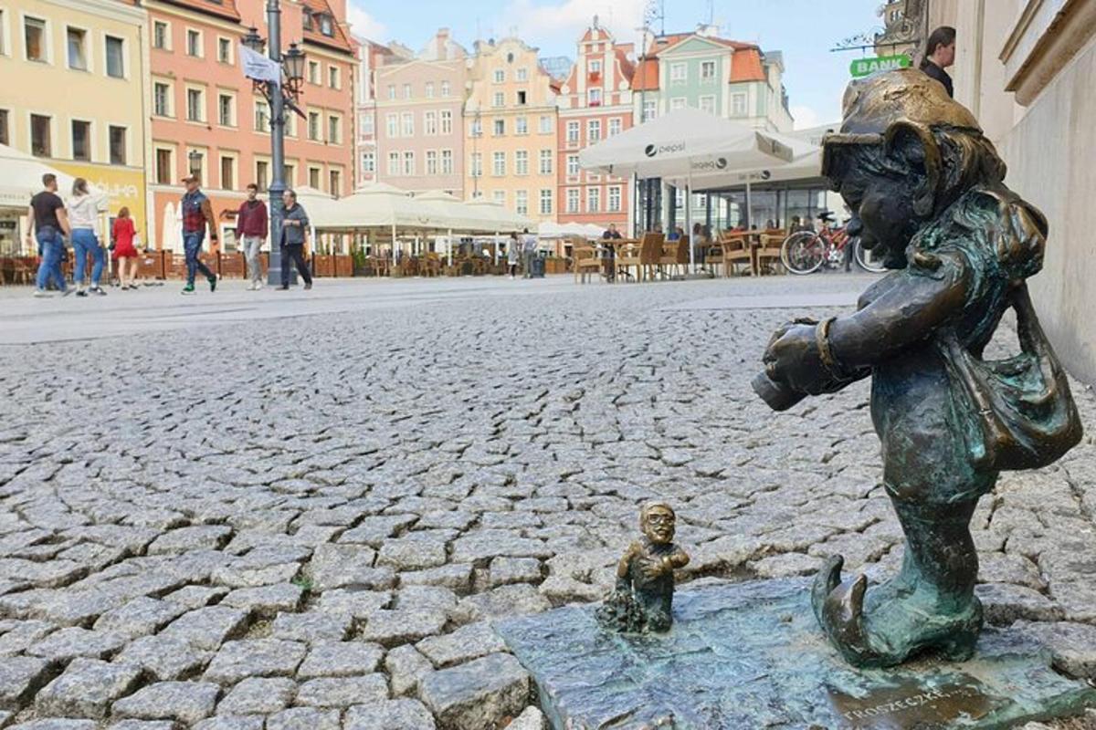 Egy lány és egy gyermek szobra az utcán