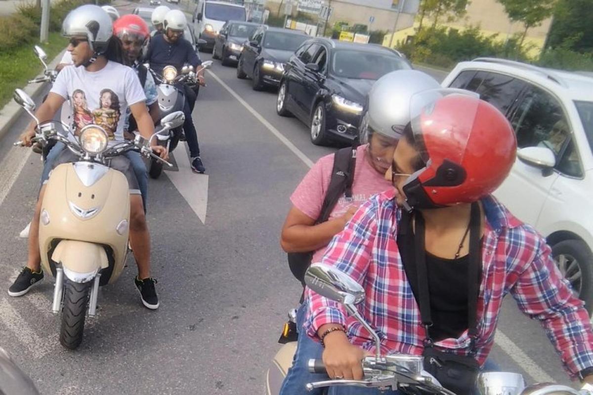 un grup de persones que condueixen motocicletes per un carrer