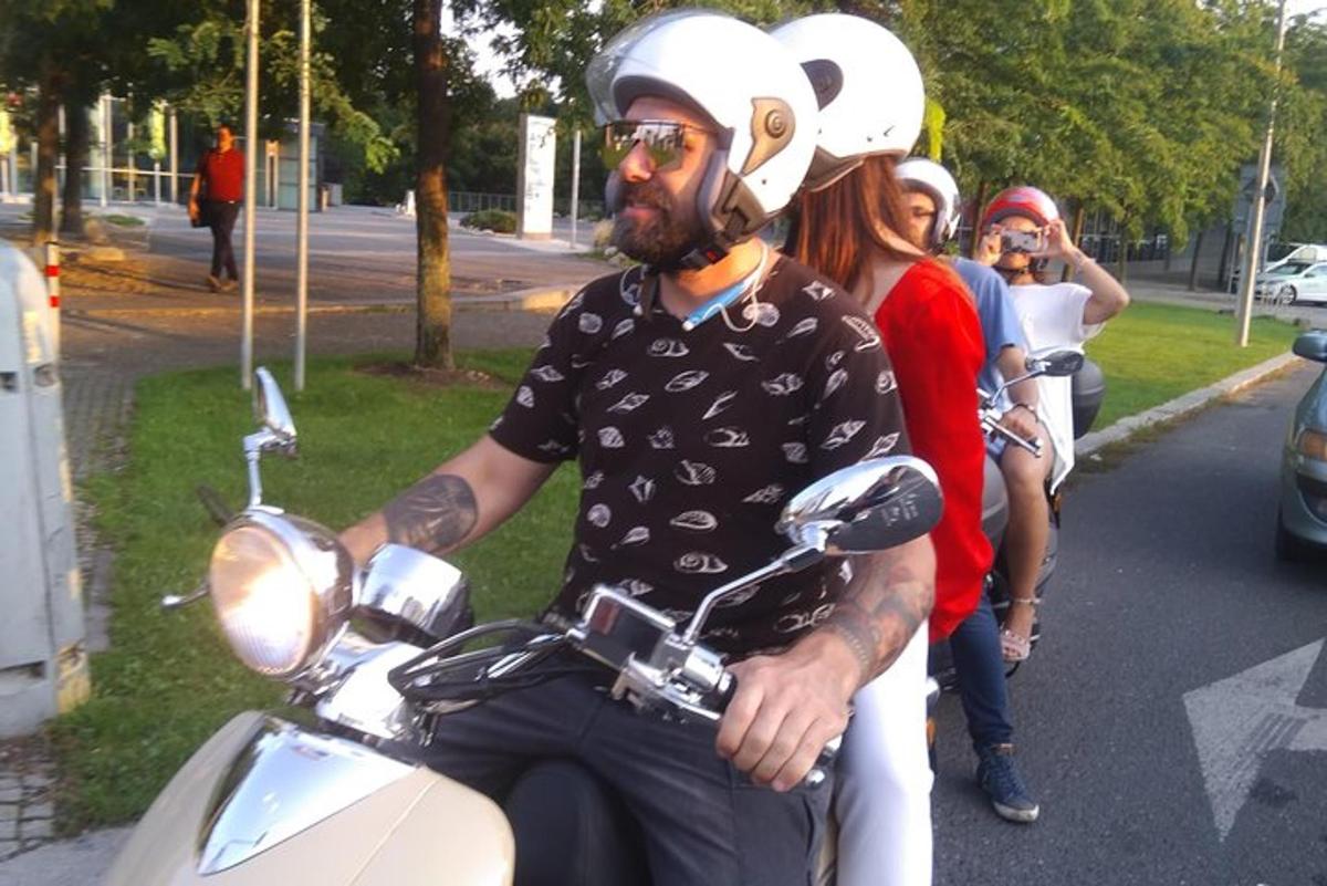un home que condueix una motocicleta amb casc