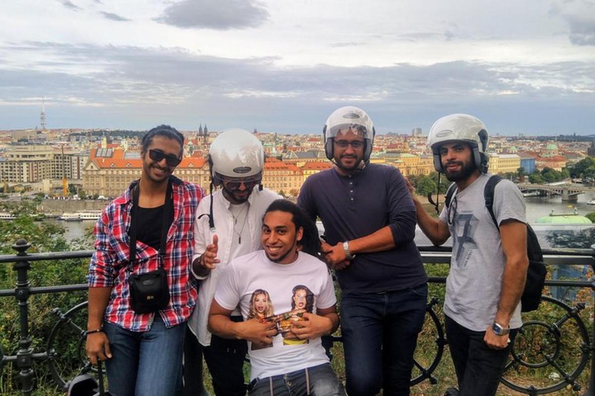 un grup de persones amb cascos posant per a una foto