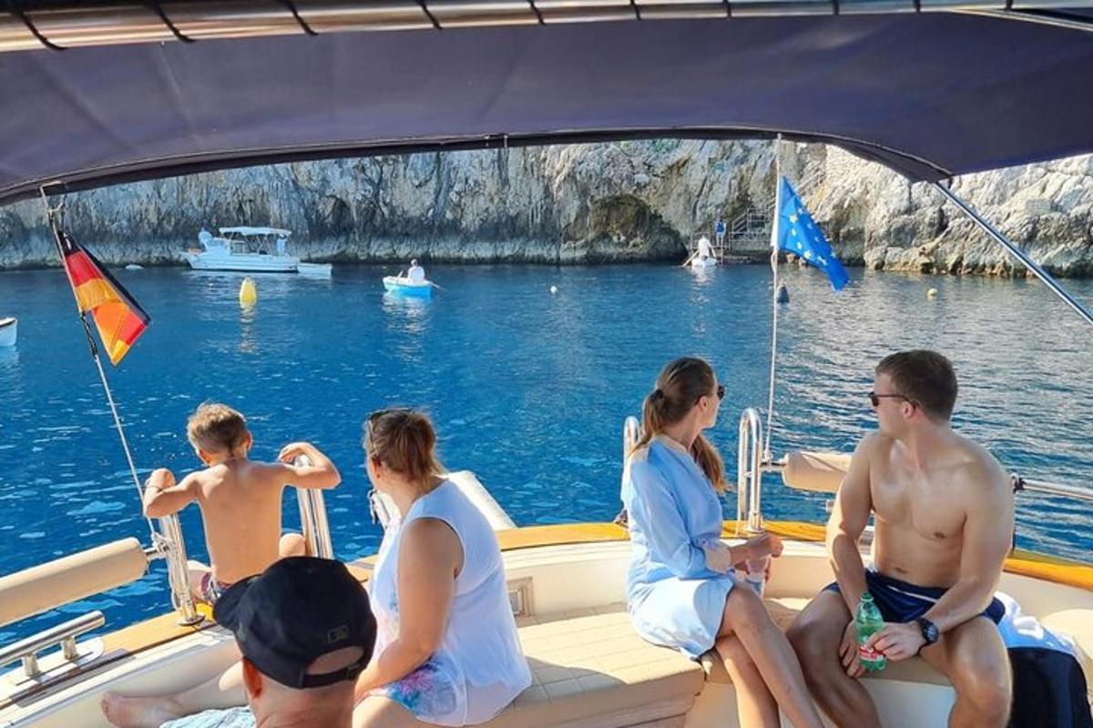 un gruppo di persone sedute su una barca in acqua