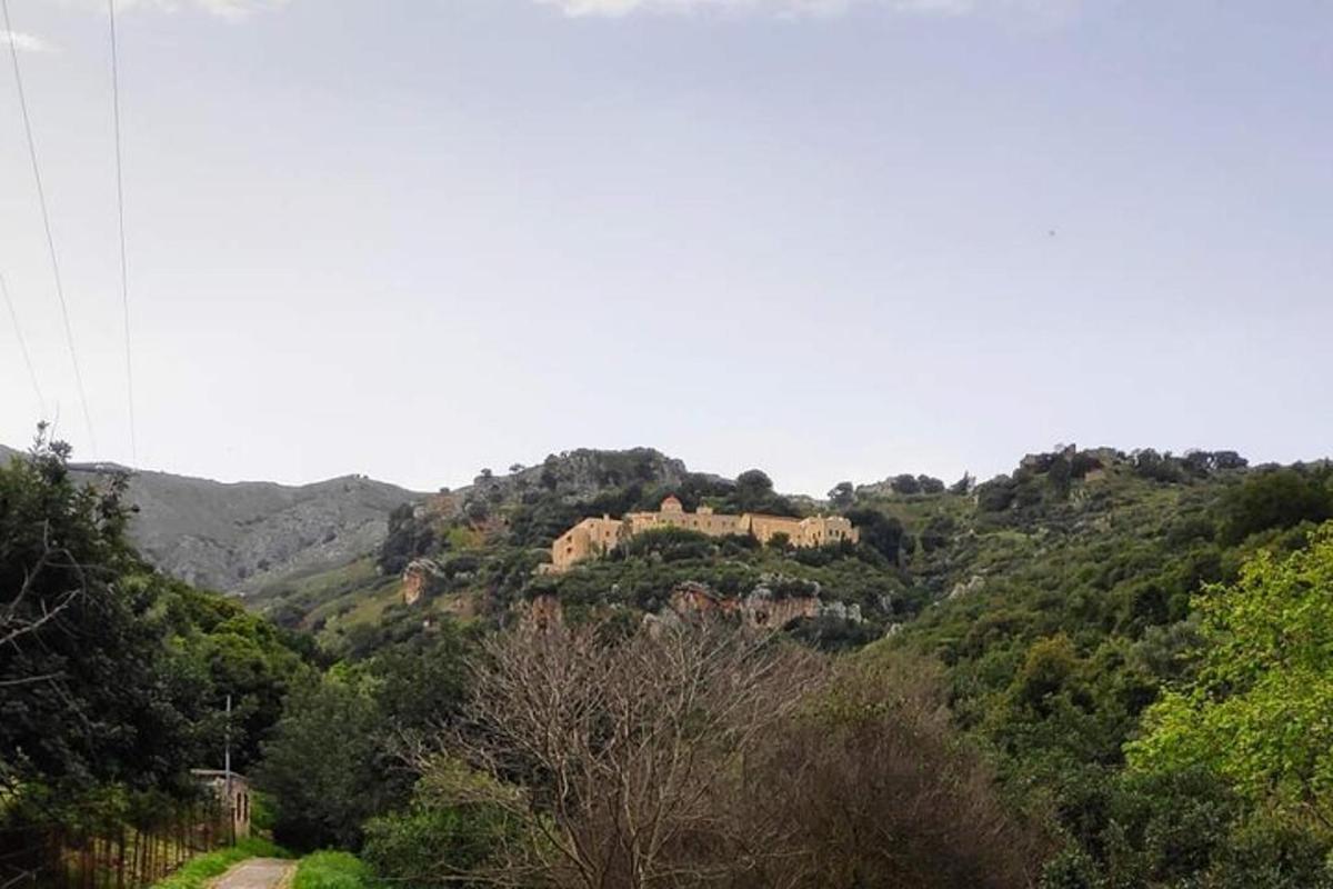 ένα σπίτι στην κορυφή ενός λόφου με δέντρα