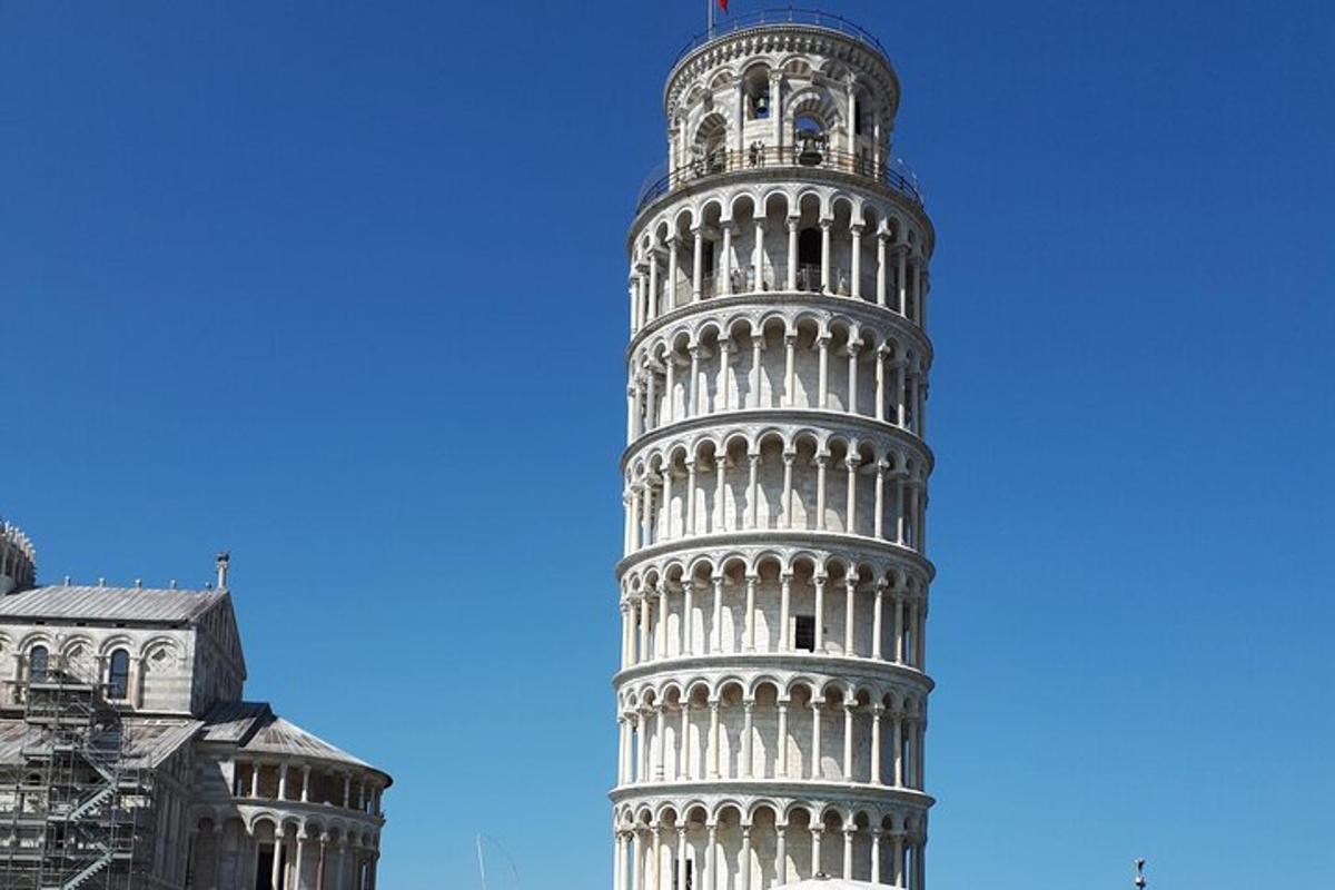 una imagen de la torre inclinada de Pisa