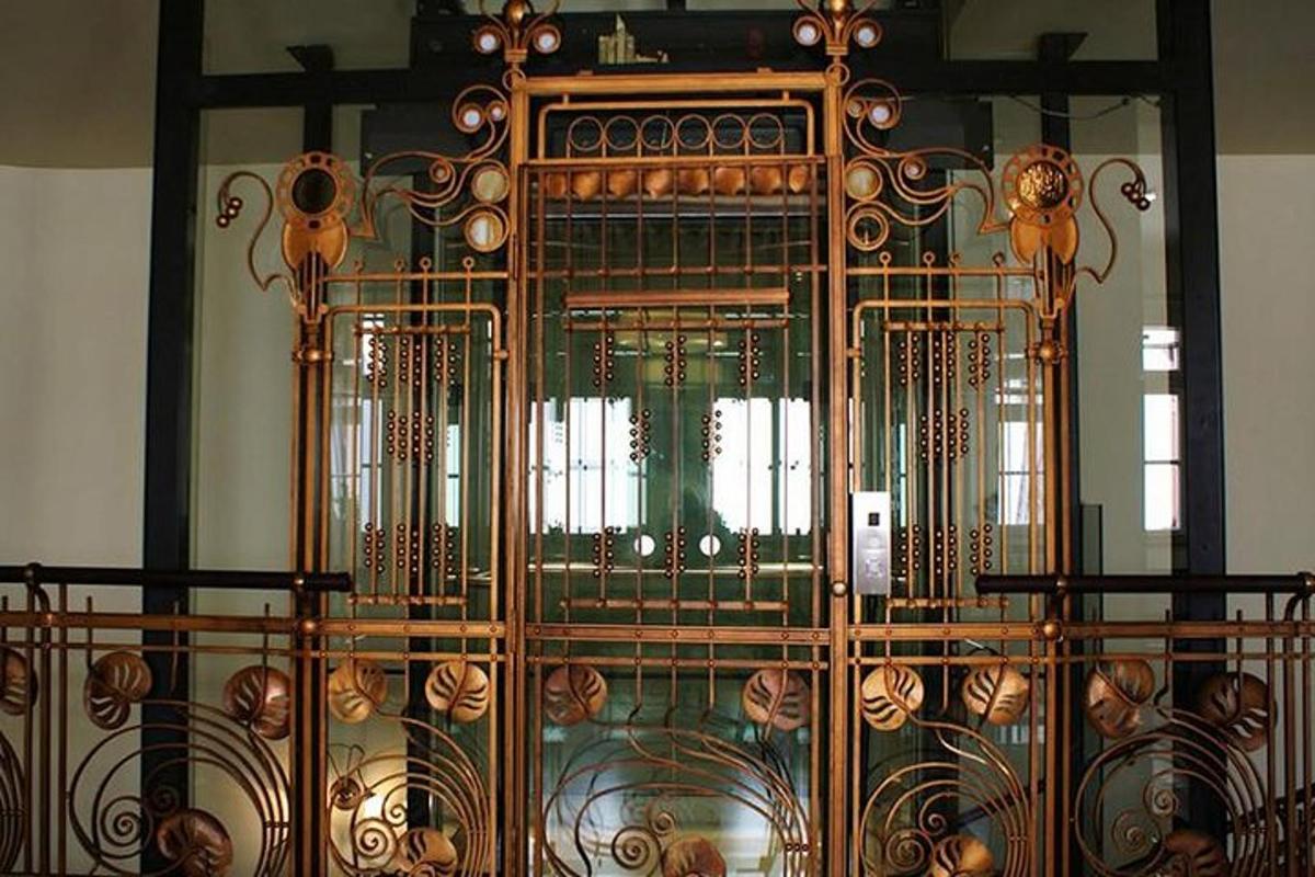 en utsmyckad metallgrind i ett rum