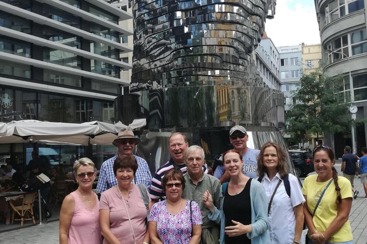 un gruppo di persone che posano per una foto in una città