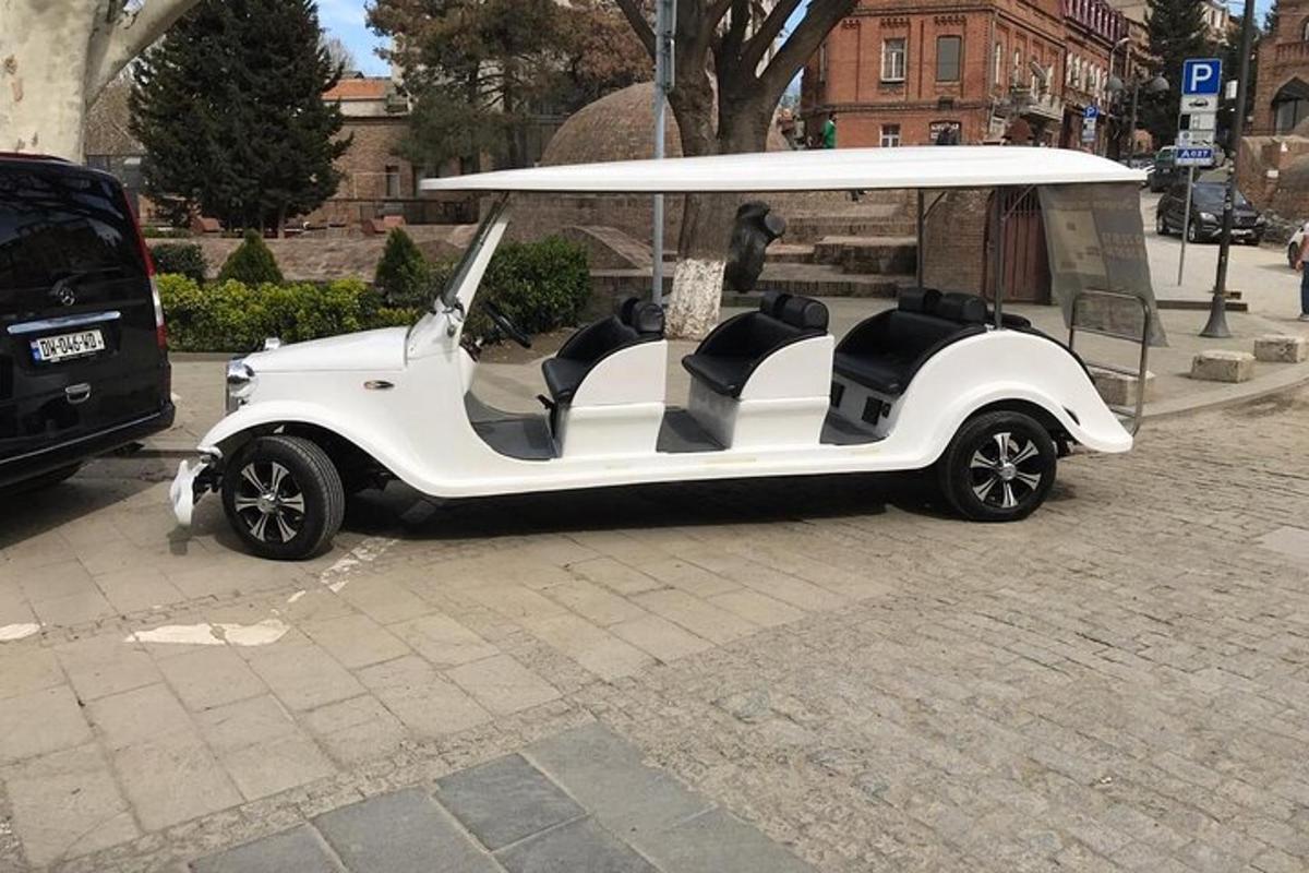 bel golf voziček parkiran na parkirišču