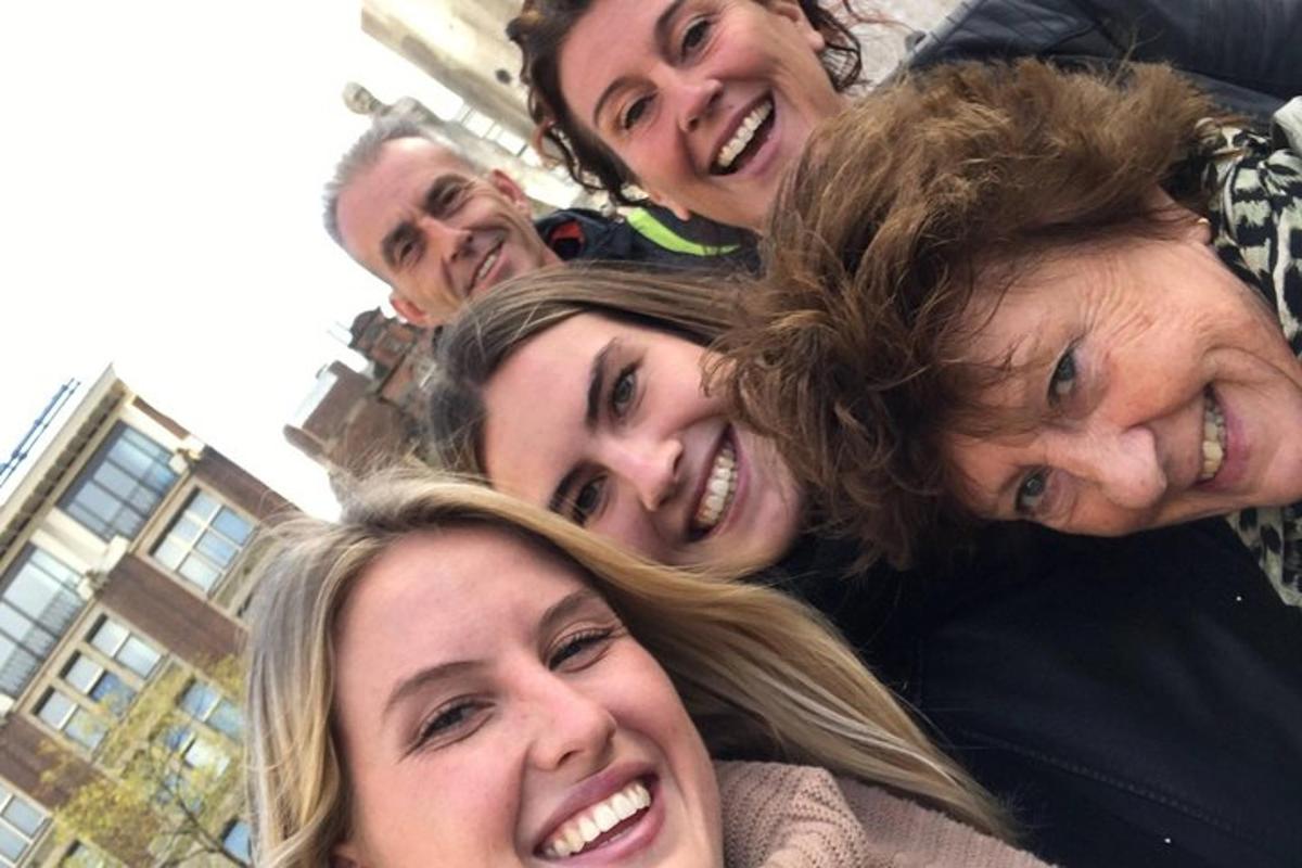 un grup de oameni pozează pentru o fotografie