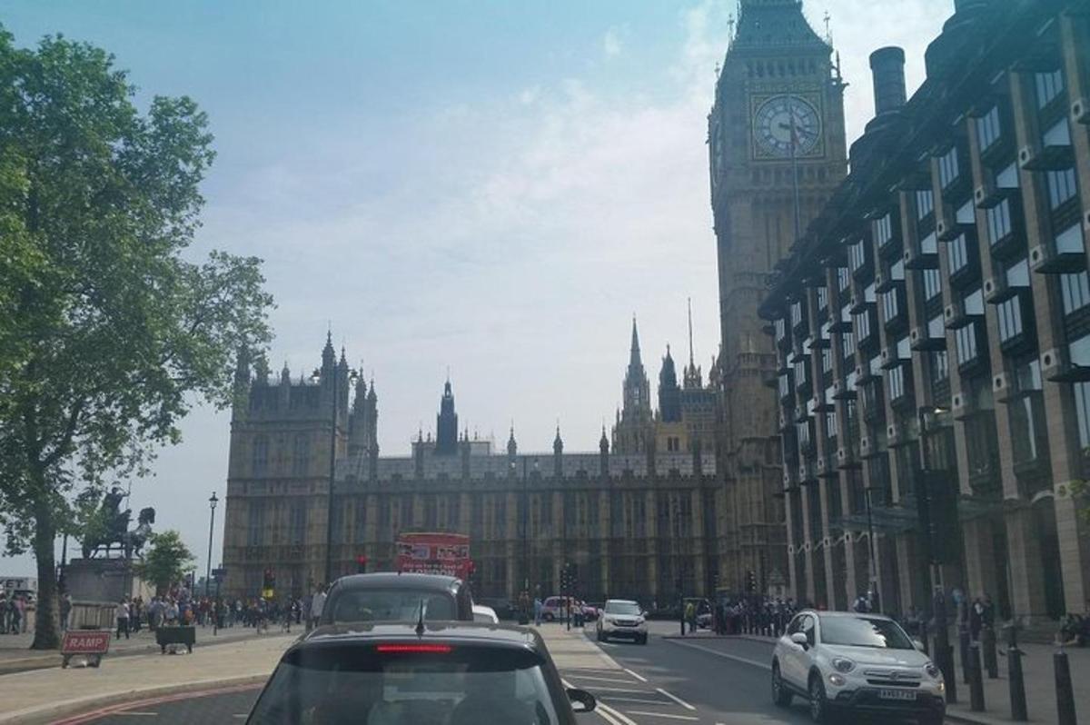um carro dirigindo por uma rua da cidade com o Big Ben