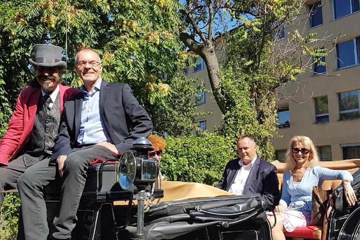 un gruppo di persone sedute sul sedile posteriore di un'auto