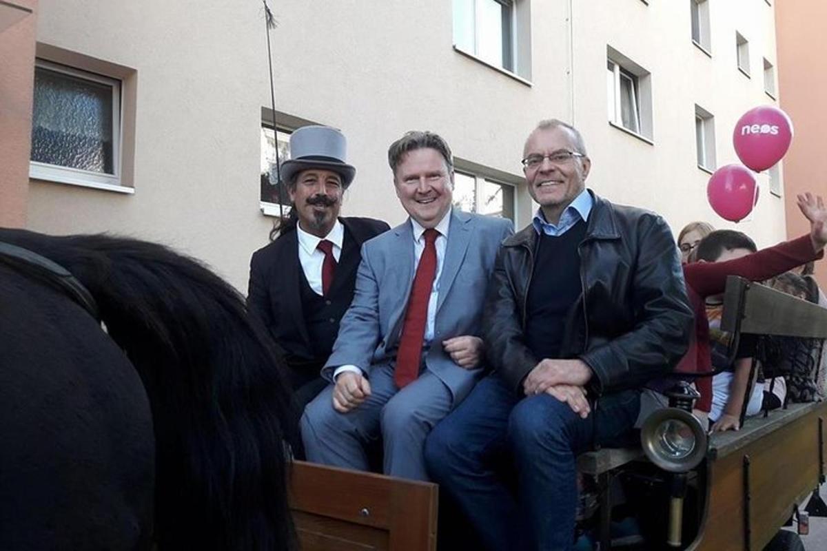 tre uomini seduti sul retro di un camion