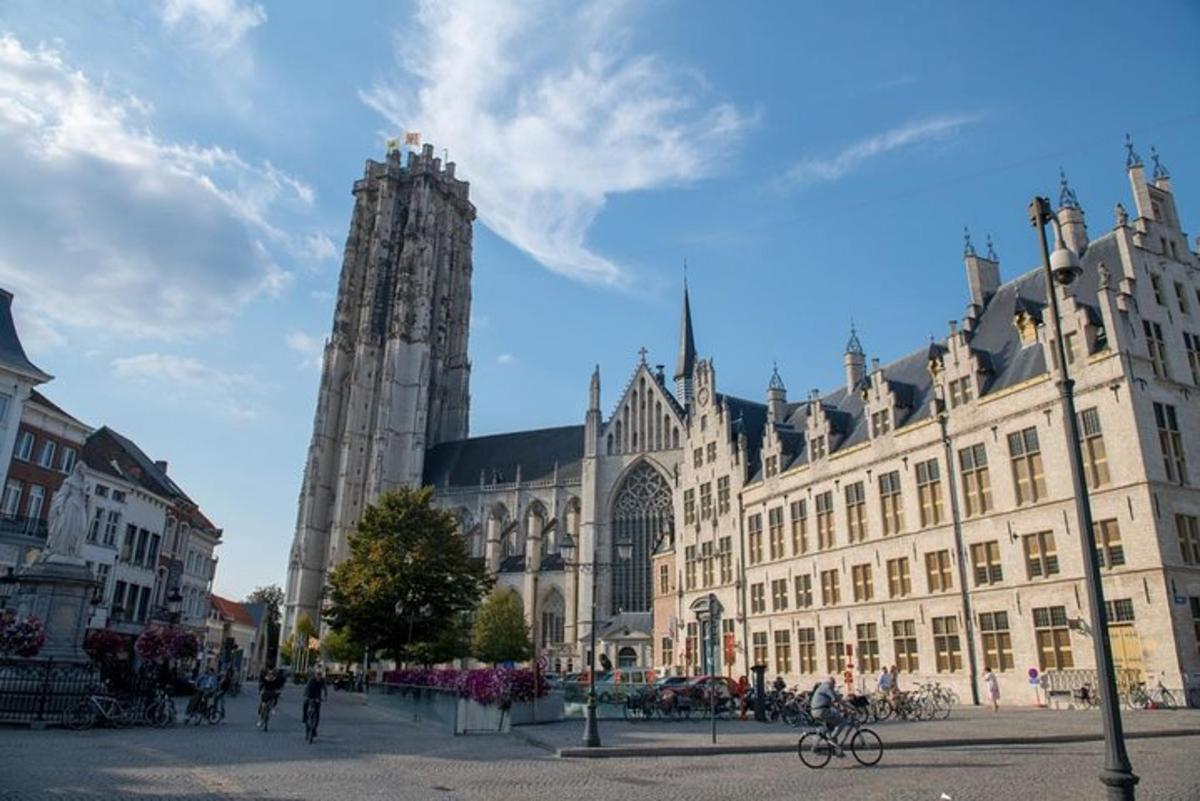 um grande edifício com uma torre do relógio na frente